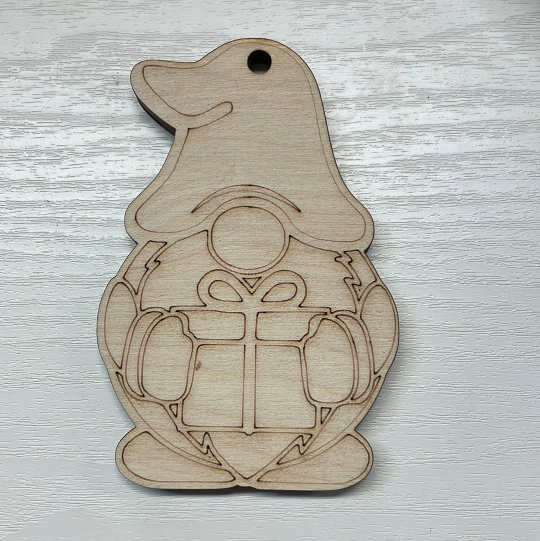 Birch Ornament Round gnome w present