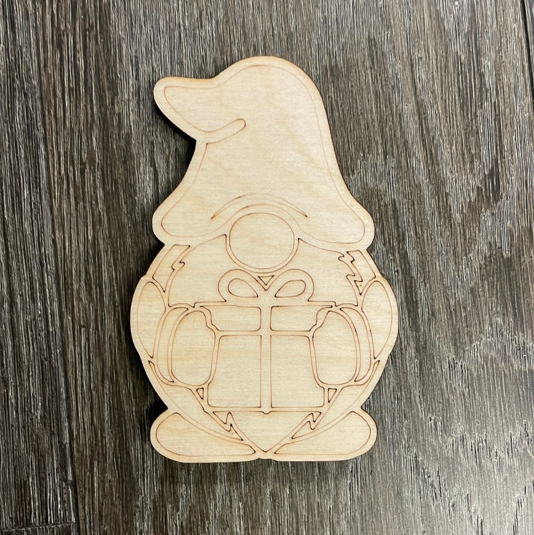 Birch Cutout Round gnome w present